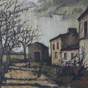 Puede incluir: Una pintura que representa una escena rural con dos edificios, uno un peque&ntilde;o granero y el otro una casa m&aacute;s grande con un techo a dos aguas. Los edificios est&aacute;n pintados en tonos apagados de marr&oacute;n, gris y blanco, y la escena se desarrolla sobre un fondo de cielo nublado. La pintura est&aacute; realizada en un estilo realista, con pinceladas visibles.