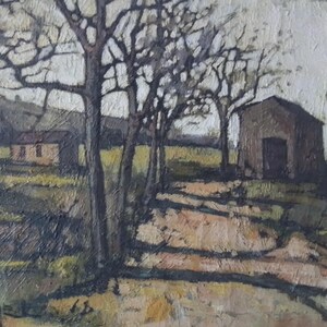 Puede incluir: Una pintura de un paisaje rural con dos peque&ntilde;os edificios y &aacute;rboles desnudos en primer plano. El cielo es de un gris claro y el suelo es una mezcla de marr&oacute;n y verde.