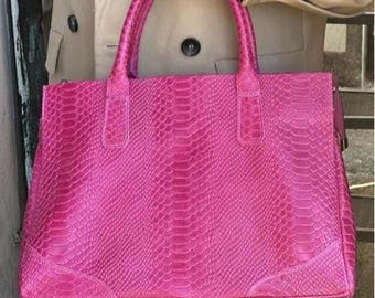 Bolsa tote de couro luxuoso com estampa de píton, design único e arrojado, feita à mão na Itália.