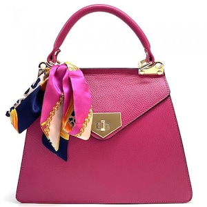 Cabas classique à rabat en cuir italien grainé, avec foulard en soie amovible. Fait main à Florence, en Italie. Livraison gratuite aux États-Unis.