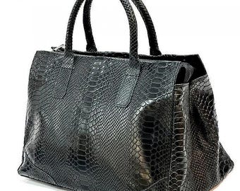 Bolsa tote em couro de píton estampado, design único e arrojado, feita à mão na Itália.