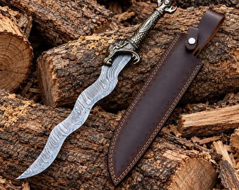 Espada artesanal estilo Damasco, pieza de exhibición medieval con funda de cuero.
