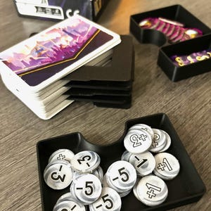 Organizador Cardia Duel | Impreso en 3D | Almacenamiento vertical de cartas y fichas | Accesorio para juegos de cartas