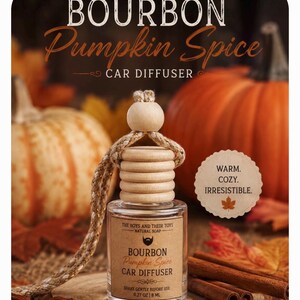 Peut inclure: Un flacon diffuseur de voiture en verre transparent avec un bouchon en bois clair et un cordon de suspension tressé. L'étiquette indique BOURBON Pumpkin Spice CAR DIFFUSER, THE BOYS AND THEIR TOYS NATURAL SOAP, et 8 ML. Une étiquette festonnée dit WARM. COZY. IRRESISTIBLE.