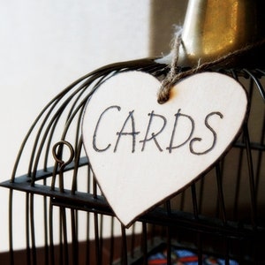 Placa de cartões de madeira rústica esculpida à mão em formato de coração / Placas de casamento / Placas de casamento românticas, elegantes, rústicas e chiques da Cinderela