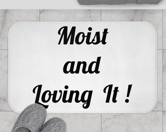 Lustig -"Feucht und liebvoll!" Badematte - Weicher Memory-Foam Mikrofaser, rutschfester weißer Badteppich, einzigartiges Paargeschenk, Starter Home Decor