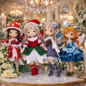 Peut inclure: Quatre poupées au crochet faites à la main, chacune avec des tenues et des accessoires uniques. L'une porte un chapeau rouge et blanc en forme de champignon, une autre un bonnet de Père Noël, et les autres ont des ailes de fée. Les poupées sont exposées sur une surface en marbre.