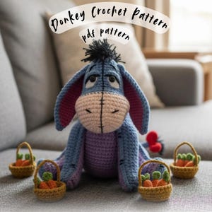Può includere: Un giocattolo fatto a mano a uncinetto a forma di asino blu e viola con una criniera nera e orecchie rosa. L'asino è seduto accanto a quattro piccoli cestini all'uncinetto pieni di carote arancioni e verdi. Il testo "Donkey Crochet Pattern pdf pattern" è sopra l'asino.