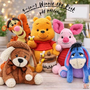 Peut inclure: Ensemble de personnages Winnie l'ourson crochetés à la main, dont Winnie, Tigrou, Porcinet, Bourriquet et un chien. Les jouets sont de couleurs variées, avec le texte "5-en-1 Winnie the Pooh pdf pattern". Les jouets mesurent environ 20-30 cm de haut.