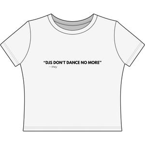 Può includere: T-shirt bianca con la citazione "DJs DON'T DANCE NO MORE" e la parola "- they" in nero. La maglietta ha maniche corte e girocollo.