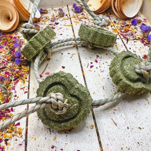 Timothy Hay Heart Cakes with Seagrass Rope – Hanging Chew Treat for Small Pets   for Rabbit, Chinchilla, Hamster and Small Animals