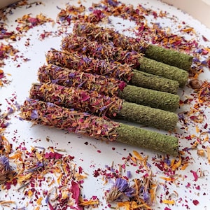 Floral Timothy Hay Sticks Forage Mix Treat – A Nutritious and Tasty Delight for Rabbits, Chinchillas, Hamster and Other Small Animals
