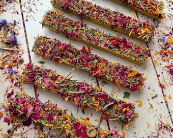 Futterriegel aus Timothy-Heu mit Blumenmuster – Natürliche Leckerlis für Kleintiere | Leckerli für Kaninchen, Meerschweinchen & andere Kleintiere | Handgemachtes Geschenk für Haustiere | Gegen Langeweile bei Kaninchen