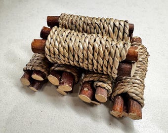 Tuggpinnar av äpple och sjögräs. Naturliga leksaker för kaniner, marsvin, hamstrar och chinchillor.