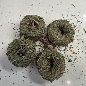 Floral Timothy Hay Donut Treats, Small Animal Enrichment Dandelion (4 Pack)