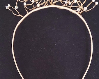 クリスタルとフェイクホワイトパール、ゴールドワイヤー、ゴールドシルクで覆われたティアラ