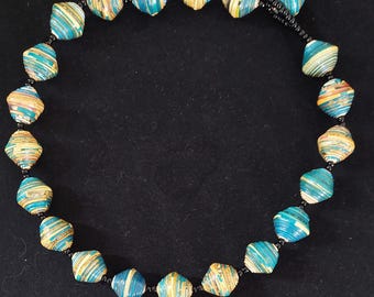 Collar de cuentas de papel y vidrio