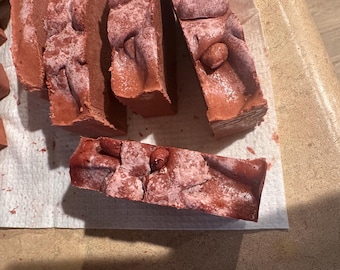 Savon Yoni à la racine de rhubarbe pressé à froid avec de l'huile de noix de coco, du vinaigre de cidre, du sel de mer et du yogourt cru à la noix de coco. Gel douche naturel.