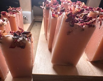 Jabón de rosas artesanal: prensado en frío, pétalos de rosa orgánicos