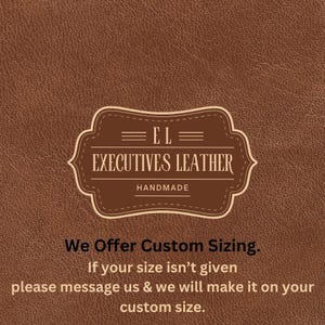 K&ouml;nnte beinhalten: Ein brauner Lederhintergrund mit einem wei&szlig;en Logo, auf dem "EL EXECUTIVES LEATHER HANDMADE" steht. Der Text unter dem Logo lautet "We Offer Custom Sizing. If your size isn't given please message us & we will make it on your custom size."
