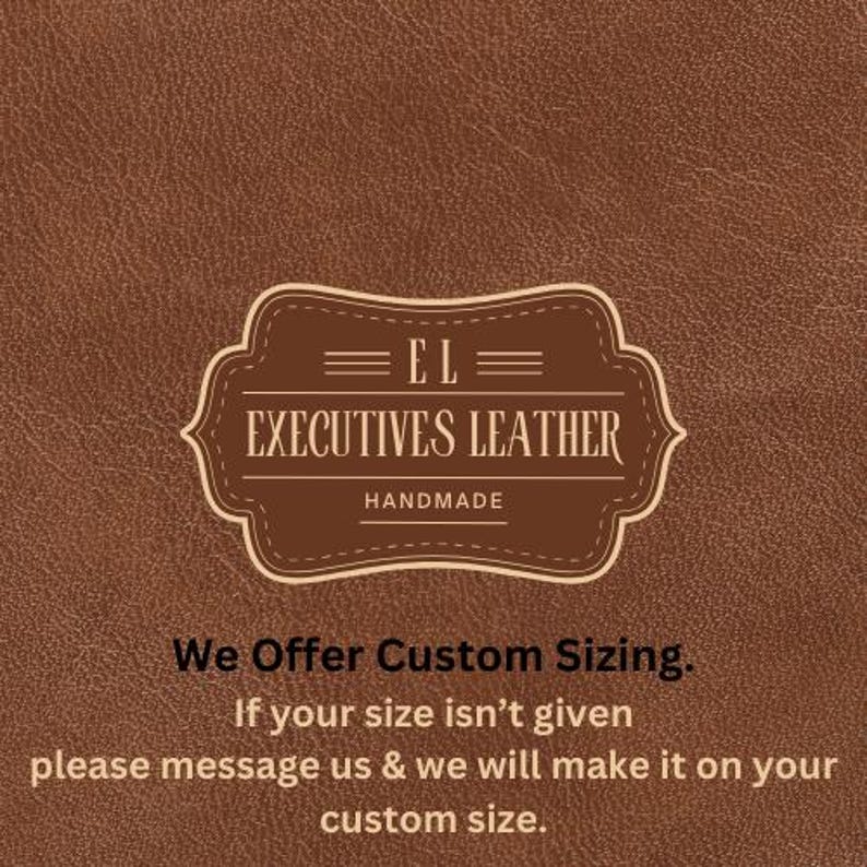 K&ouml;nnte beinhalten: Ein brauner Lederhintergrund mit einem wei&szlig;en Logo, auf dem "EL EXECUTIVES LEATHER HANDMADE" steht. Der Text unter dem Logo lautet "We Offer Custom Sizing. If your size isn't given please message us & we will make it on your custom size."