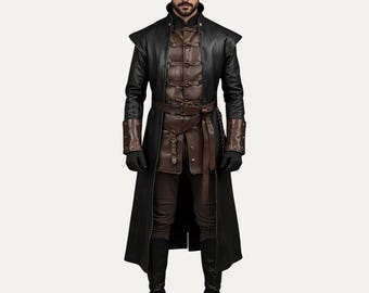 以下が含まれることがあります： 黒い革のコート。茶色のアクセント、ハイカラー、肩のディテール、ウエストベルトが特徴です。コートは長く流れるようなデザインで、茶色の革のカフスと、お揃いの茶色のベストが付いています。