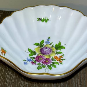 Herend Porcelain Fluted Shell Dish | Handpainted Queen Victoria w 24k Gold Accents | Hungary Porcelain Trinket Dish
