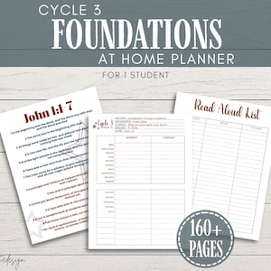 Puede incluir: Un planificador con el texto "CYCLE 3 FOUNDATIONS AT HOME PLANNER FOR 1 STUDENT" se muestra en una superficie de madera. El planificador incluye páginas con el texto "John 1:1-7", un horario semanal y una "Read Aloud List". La imagen también incluye un gráfico circular que dice "160+ PAGES".