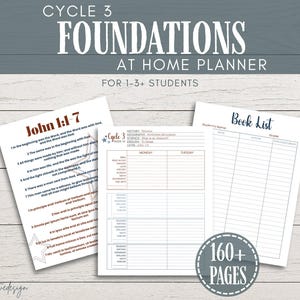 Puede incluir: Un conjunto de páginas de papel blanco con texto y un diseño de planificador. El texto incluye "CYCLE 3 FOUNDATIONS AT HOME PLANNER" y "John 1:1-7". Un gráfico circular dice "160+ PAGES". Las páginas están sobre un fondo de vetas de madera clara.