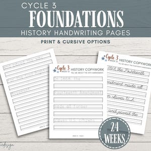 Puede incluir: Tres páginas blancas de escritura a mano con texto negro, con las palabras "Cycle 3 Foundations History Handwriting Pages". Las páginas incluyen opciones de impresión y cursiva, con texto sobre la Decimocuarta Enmienda y el Movimiento por los Derechos Civiles. Una insignia circular dice "24 semanas."