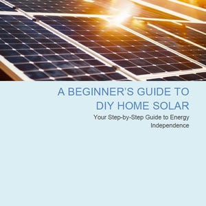 Op de afbeelding: Een beginnersgids voor doe-het-zelf zonne-energie voor thuis, met een close-up van zonnepanelen op de achtergrond. De tekst luidt "Uw stap-voor-stap gids naar energieonafhankelijkheid".