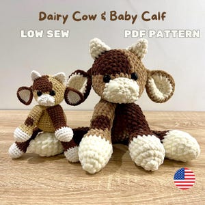Puede incluir: Dos juguetes de peluche de ganchillo: una vaca lechera y un ternero. La vaca es marrón, beige y blanca, con orejas grandes y un cuerpo esponjoso. El ternero es más pequeño, con colores similares. El texto en la imagen dice "Dairy Cow & Baby Calf" y "PDF Pattern".