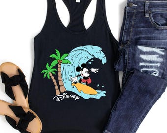 Disney Surfing Mickey und Minnie Tank Top, süßes Sommer Strand Urlaub Shirt, Mickey und Minnie Surfing Top, Disney Sommerferien Racerback