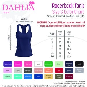 Puede incluir: Tabla de tallas para un tanque de espalda nadadora con medidas en pulgadas. La tabla muestra las tallas XS a 2XL con las medidas de ancho y largo correspondientes. La tabla tambi&eacute;n incluye una tabla de colores con 18 opciones de colores diferentes.