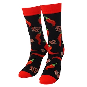 Könnte beinhalten: Schwarze Socken mit roten Akzenten, verziert mit roten Chilischoten und dem Text "Bite Me". Die Socken haben rote Zehen und Bündchen und erzeugen einen auffälligen Kontrast.
