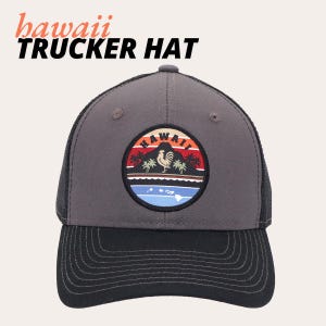 Pode incluir: Boné cinza de caminhoneiro com aba preta e parte traseira em tela. O boné apresenta um patch circular com um design de paisagem havaiana, incluindo um galo, palmeiras e a palavra "Hawaii". O texto "Hawaii Trucker Hat" está acima do boné.