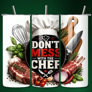 Peut inclure: Un gobelet blanc avec un motif sur le thème du chef. Le motif comprend une toque de chef, le texte "DON'T MESS WITH THE CHEF" et des images d'ingrédients de cuisine comme du steak, de l'ail et des tomates. Un fouet, une planche à découper et un couteau sont également présents.