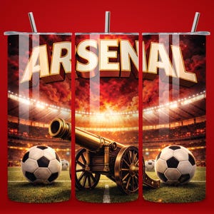 Könnte beinhalten: Ein Edelstahlbecher mit dem Wort "ARSENAL" in großen Buchstaben. Das Design umfasst eine Kanone, Fußbälle und einen Stadionhintergrund. Der Becher hat ein rot-oranges Farbschema.