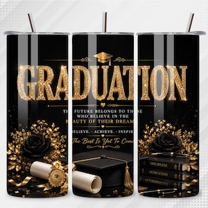 Könnte beinhalten: Schwarzer und goldener Abschlussbecher mit dem Wort "GRADUATION" in goldfarbenen Glitzerbuchstaben. Der Becher hat einen schwarzen Hintergrund mit goldenen Akzenten, eine Abschlusskappe und den Text "The Future Belongs to Those Who Believe in the Beauty of Their Dream."