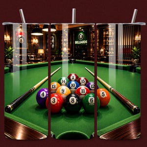 Op de afbeelding: Een tumbler met een biljartthema, met een groene tafel met genummerde ballen en keuen. De achtergrond toont een biljartkamer met het woord "BILLIARDS". De tumbler heeft een roestvrijstalen rietje.