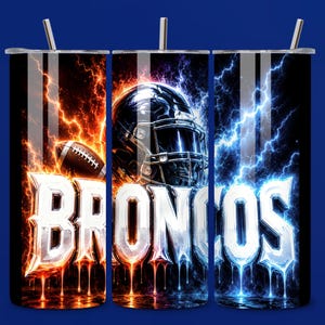以下が含まれることがあります： ストロー付きの円筒形タンブラーで、フットボールヘルメットと「BRONCOS」という文字のグラフィックデザインが施されています。左側にオレンジ色の稲妻、右側に青色の稲妻が描かれており、メタリックな仕上げと滴るようなペイント効果が特徴です。
