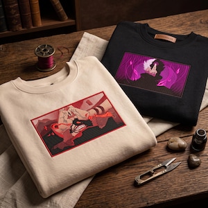 Könnte beinhalten: Ein beigefarbener und ein schwarzer Pullover, jeweils mit einer rechteckigen Stickerei versehen. Der beigefarbene Pullover zeigt eine rot getönte Anime-Illustration, während der schwarze Pullover eine violett getönte Anime-Illustration aufweist.