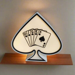 Schoppenvormige lightbox met royal flush pokerhandontwerp – uniek leddecor voor kaartliefhebbers