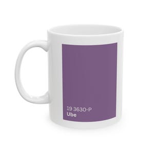 Puede incluir: Taza de cerámica blanca con una muestra de color púrpura y el texto "19 3630-P Ube" impreso en la parte delantera.