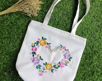 Borsa tote in tela con cerniera e ricamo a cuore floreale.