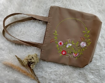 Blommig broderad tygväska med dragkedja och foder