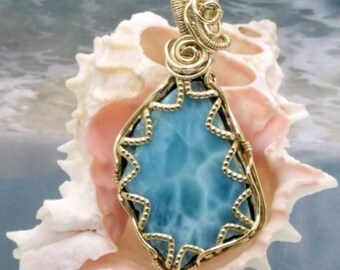 Wisiorek z płyty Gold-n-Larimar Rock-n-Wrapsady; Biżuteria z dominikańskiego larimaru; Noszony wisiorek artystyczny