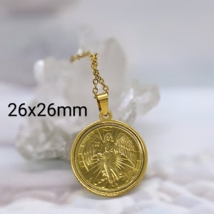 Puede incluir: Collar dorado con un colgante redondo que representa un &aacute;ngel con alas. El colgante mide 26 mm de di&aacute;metro.