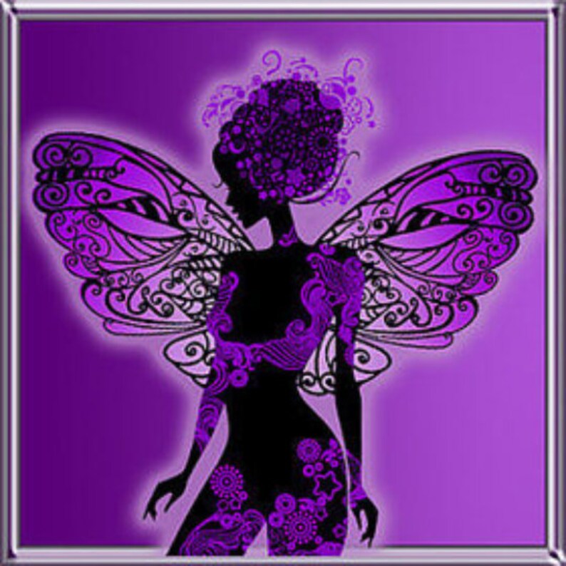 Puede incluir: Una silueta de hada con alas moradas y un dise&ntilde;o floral. El hada est&aacute; de pie con las alas extendidas y la cabeza inclinada hacia un lado. El fondo es de color morado s&oacute;lido.