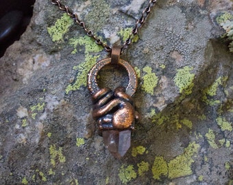 Collar con colgante de cobre electroformado de cuarzo en bruto esculpido a mano